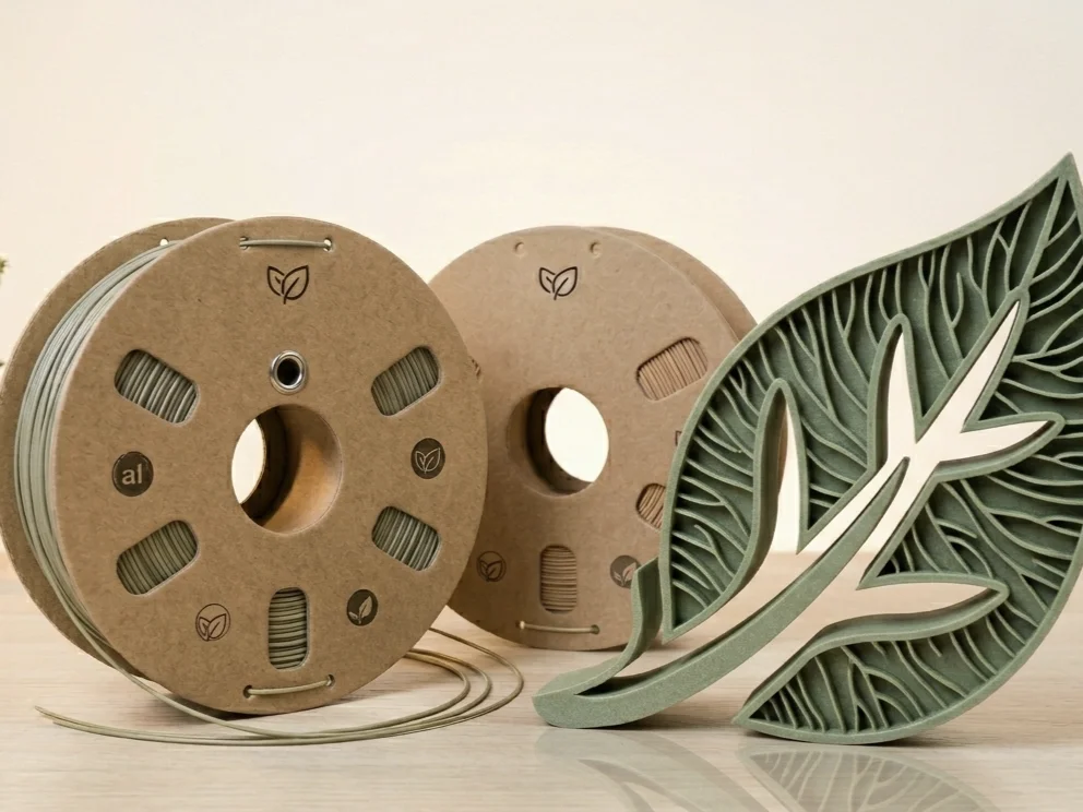 Zöld levél és 3D nyomtató filament tekercsek